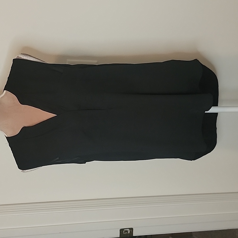 H&M Sleeveless V-Neck Blouse, Front Chest Pockets.  Size L, Black. EUC